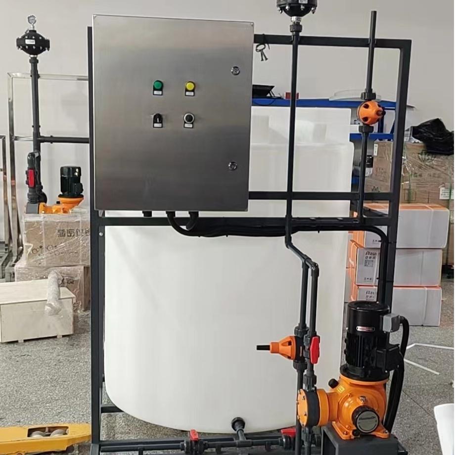 Single pump single barrel dosing device for flocculation