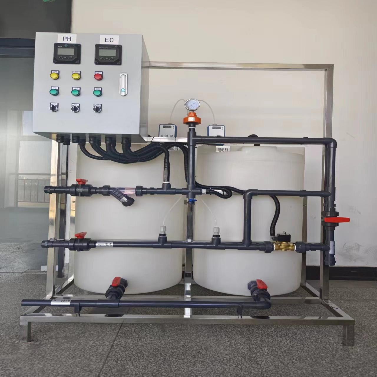 Scale prevention and sterilization double pump double barrel circulating water dosing device
